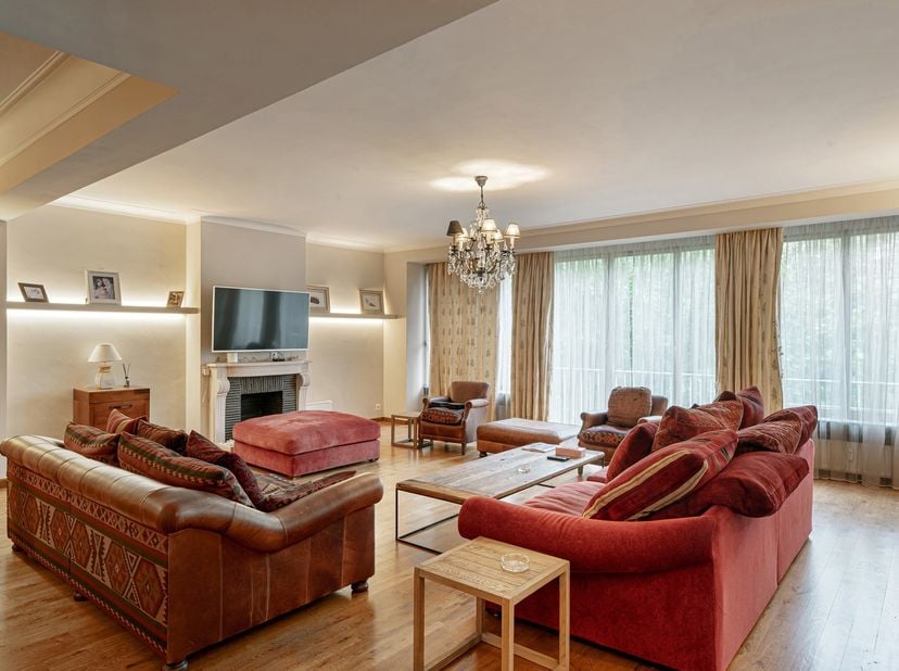 Op een gegeerde locatie bevindt zich dit bijzonder ruime appartement van ca. 170 m². Dankzij de indrukwekkende gevelbreedte van maar liefst 9,5 meter