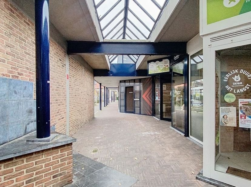 Bent u op zoek naar een professionele ruimte op een centrale en goed zichtbare locatie? Ontdek deze veelzijdige kantoor- en handelsruimte van ca. 155