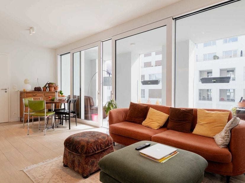 Dit appartement in De Dams beschikt over twee ruime slaapkamers, een lichtrijke leefruimte met open keuken en een badkamer met douche. Daarnaast is er