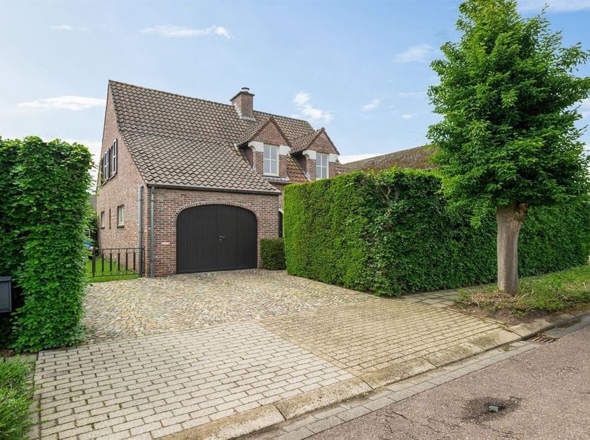 Belle maison prête à l'emploi avec 3 chambres et jardin<br />
 La maison date de 1977, a toujours été très bien entretenue et est entièrement prête à