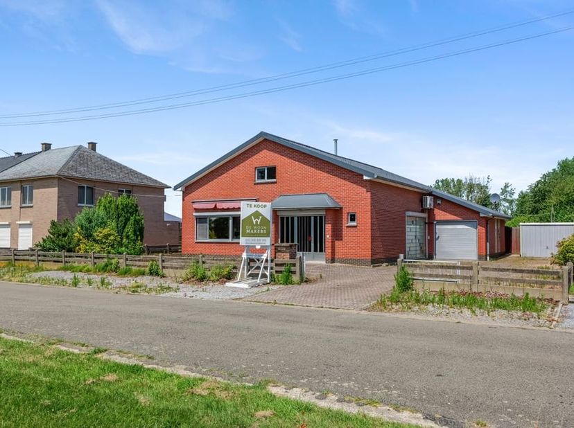 Deze open bebouwing, gelegen aan de Rijkelstraat 31 in Tongeren-Borgloon, werd gebouwd in 1974 en biedt met een bewoonbare oppervlakte van 245 m² alle