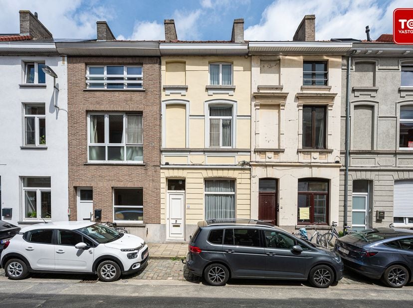 Deze gezellige stadswoning is gelegen in een rustige straat tussen Burggravenlaan en de Ottergemsesteenweg, met station Gent Sint-Pieters, het UZ en d