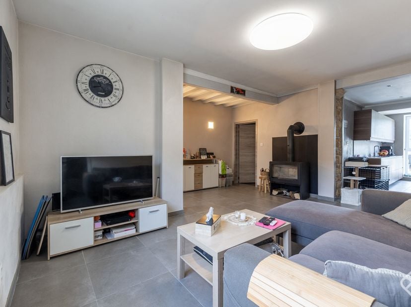Juliet Immo a le plaisir de vous présenter cette charmante maison 3 chambres idéalement située au cœur du sympathique village d’Ethe.<br />
Entièremen