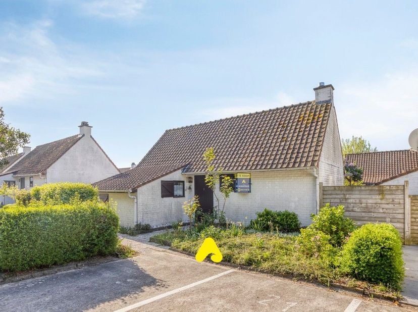 Maison de vacances de 3 chambres à rafraîchir, située dans le parc de vacances Duinendaele II.<br />
<br />
La maison comprend un hall d'entrée, une c