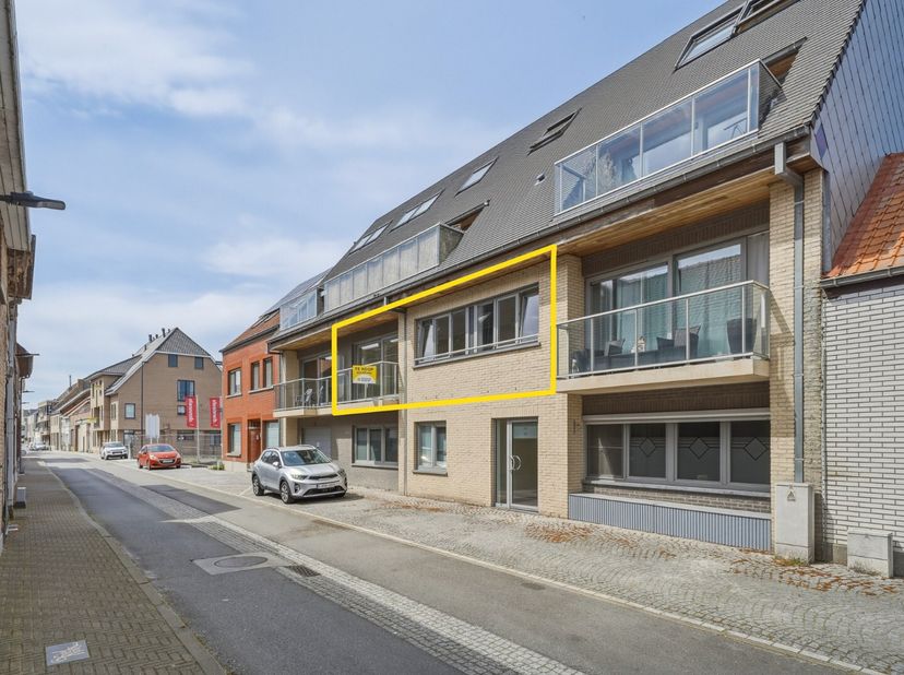 In het centrum van Oudenburg bevindt zich dit verzorgd appartement op de eerste verdieping van residentie Iris (Bj 2008). Het appartement beschikt ove