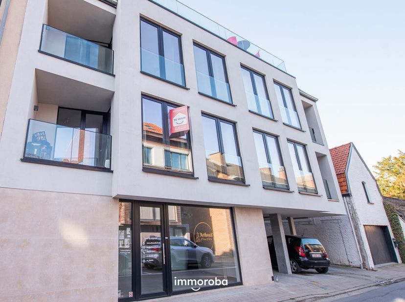 Indeling van het appartement: inkom, apart toilet, woonkamer, openkeuken (uitgerust met alle toestellen), 2 slaapkamers, berging/wasplaats, 2 terrasse