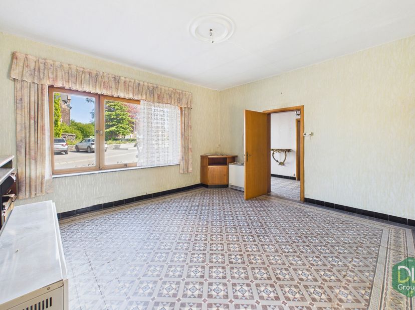 Au rez-de-chaussée, nous entrons dans cette belle maison en commençant pas un beau hall d'entrée desservant un salon de +/- 23 m², une salle à manger