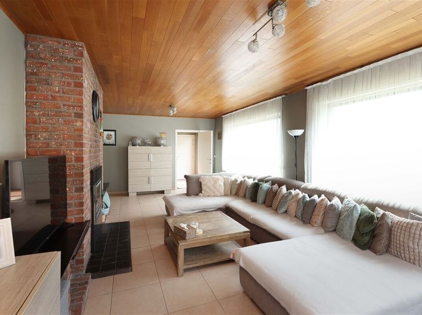 Ruime woning met 5 slaapkamers, residentieel en groen gelegen op een prachtig perceel van 16a24ca<br />
Omgeving:<br />
+ Groen en centraal gelegen<br