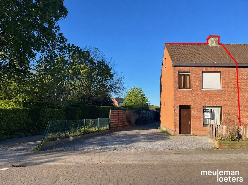 Cette habitation est située au cœur du village convivial de Loppem, à distance de marche de plusieurs commerces, de l’école communale, des transports