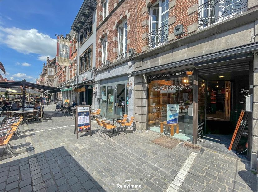 Jolie surface commerciale de 40 m2 avec réserve de 30 m2. <br />
<br />
Très belle surface commerciale entièrement aménagée avec de nombreux support