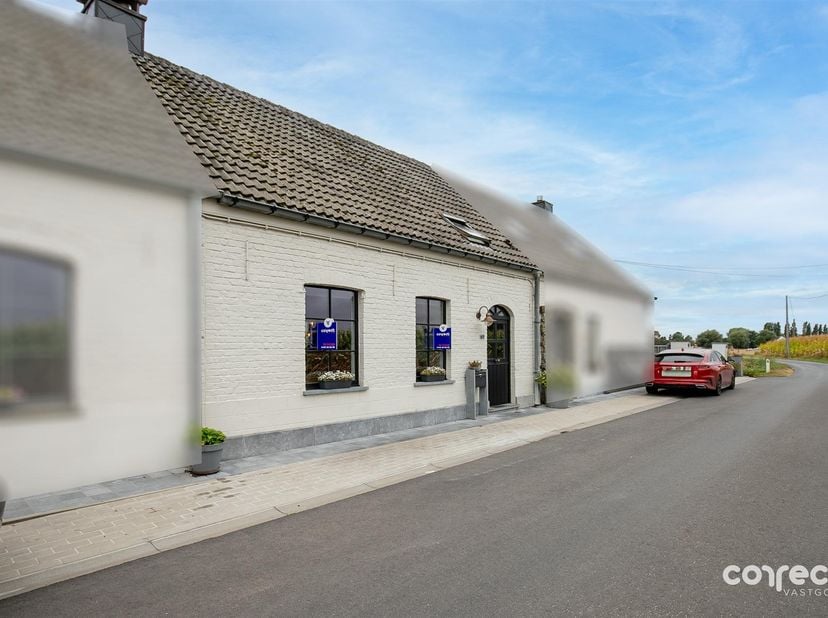 Charmante landelijke woning gelegen tussen de velden met 3 slaapkamers.<br />
<br />
STARTPRIJS: Elk bod boven deze startprijs, wordt voorgelegd aan
