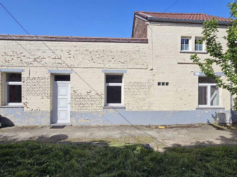 Prix: Offre à partir de 90.000 euros, frais d'agence non inclus et à charge de l'acquéreur.<br />
Dans le fond d'une ruelle tranquille, maison à rafra