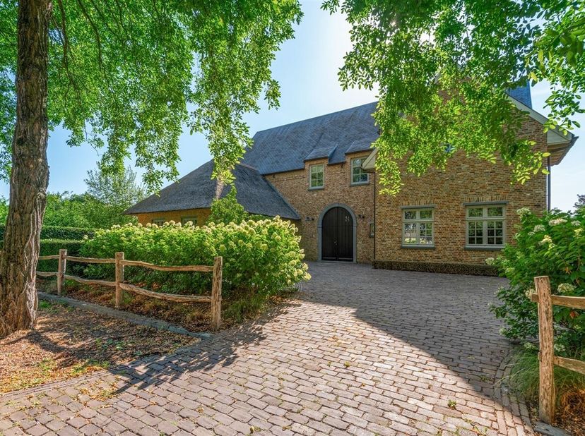 Exclusieve villa met verwarmd zwembad en luxueuze afwerking in Mol<br />
Welkom in deze stijlvolle villa aan Moerhoek 10 in Mol, gelegen in een rustig