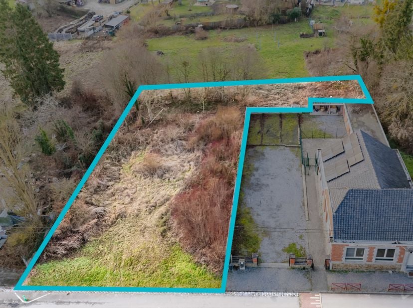Gelegen in de Rue Les Trous in 4260 Braives, biedt dit perceel een totale oppervlakte van 16 are, ideaal voor het realiseren van uw bouwproject (onder