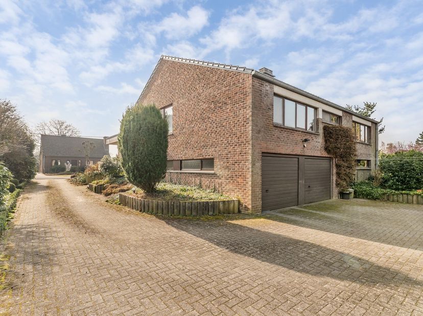 Deze charmante woning uit 1975 combineert het karakter van de originele bouw met hedendaags comfort. Recente energetische renovaties zorgen voor een l