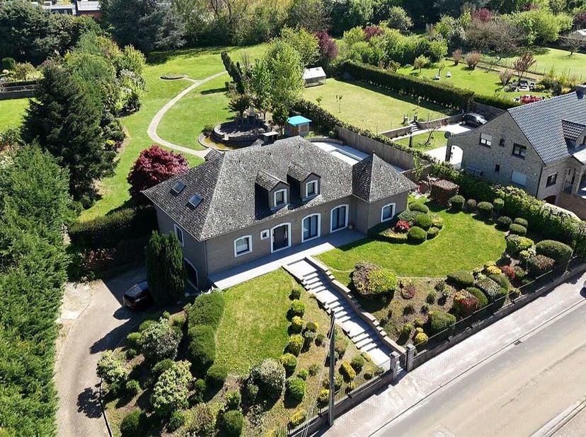 Gelegen in Monceau-sur-Sambre, zal deze ruime villa met 4 voorgevels je overtuigen met zijn royale volumes, uitstekende staat en aangename omgeving, b