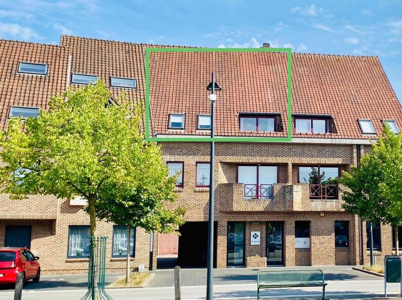 Ruim duplexappartement in het hart van Bree<br />
<br />
Gelegen aan het Stadsplein in het centrum van Bree, vinden we dit ruime en lichtrijke duplexa