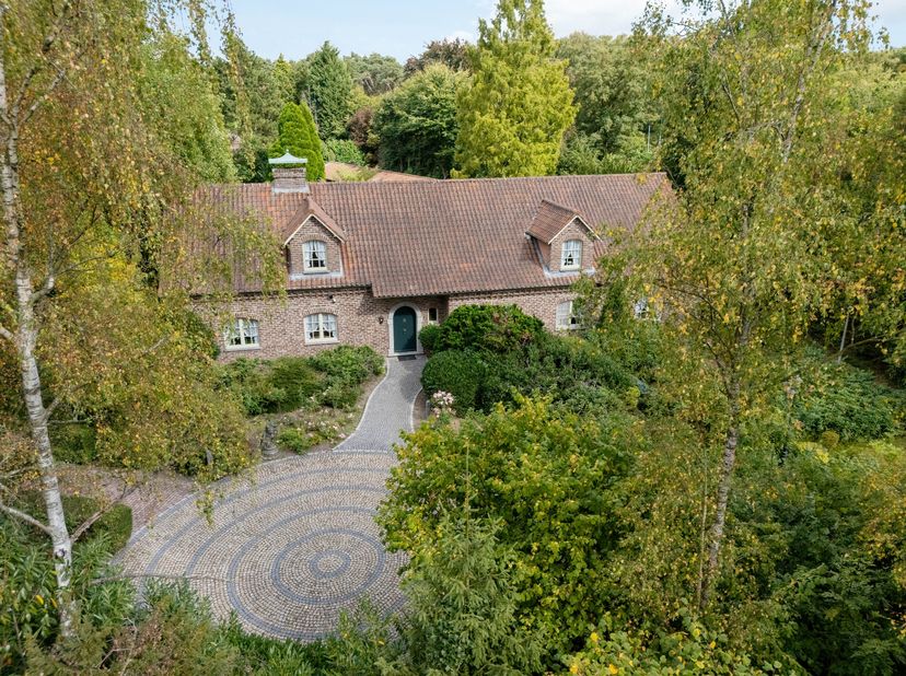 Exclusieve woning van 565 m² op 18.755 m² privédomein – Lanaken/Zutendaal.<br />
Er is goede verbinding naar de autosnelweg E314, wat handig is voor r