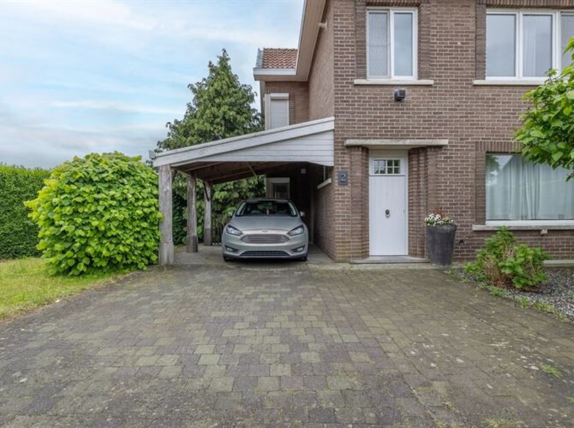 Cette charmante maison bénéficie d'un emplacement particulièrement favorable et offre un aménagement confortable qui répond parfaitement au confort de