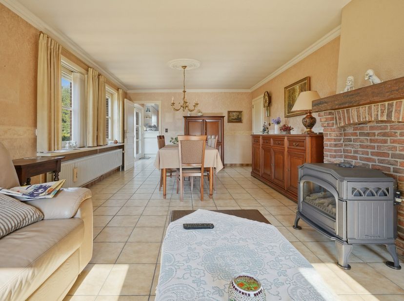 Ontdek deze lichtrijke open bebouwing op 558 m² te Keiem! De woning biedt een slimme indeling en is dankzij het gunstige EPC-label D volledig vrij van