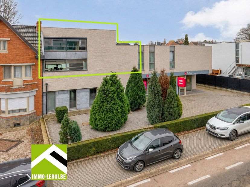 Cet appartement en duplex spacieux est situé au premier et deuxième étage d'un bâtiment récent (2009) avec une grande terrasse à l'avant et à l'arrièr