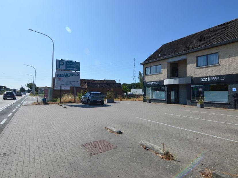 Dit ruime handelspand van 214 m² is uitstekend gelegen, beschikt over voldoende parkeergelegenheid en biedt tal van mogelijkheden voor verschillende a