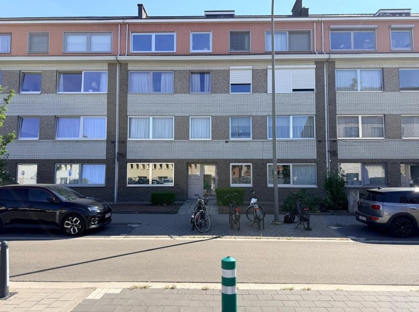 Dit appartement is onmiddellijk beschikbaar!<br />
Vaste kosten: € 90,00 per maand&amp;nbsp;<br />
Provisie verwarming: € 80,00 per maand<br />
Garagebox: