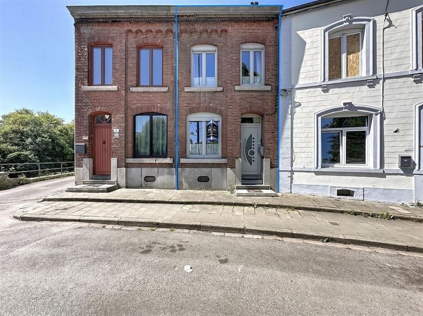 Jolie maison située à Couvin !!!<br />
Le bien est situé comme suit : living, cuisine, salle de bain, 2 chambres, grenier, caves, jardin et abris pour