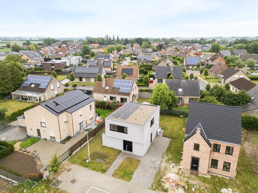 In de Schrijnwerkersstraat in Kortemark, op fietsafstand van het centrum en het station van Kortemark, vinden we deze Moderne nieuwbouwwoning in opbou