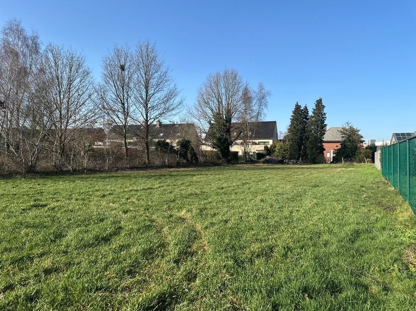 Mooi perceel bouwgrond, zijnde LOT 1 op het verkavelingsplan, bestemd voor een half-open bebouwing met een opp. van 4a87ca te Houthalen-Helchteren. De