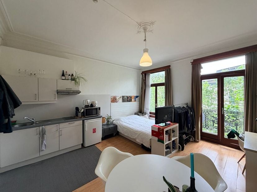 Spacieux studio idéalement situé dans le quartier Zuid à Anvers !<br />
Situation : Le studio bénéficie d'un emplacement central à Anvers-Sud, à proxi