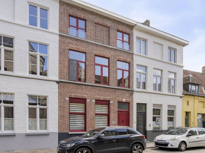 In de Carmersstraat te Brugge vindt u deze charmante herenwoning, gedeeltelijk gerenoveerd in 2023, gelegen in het gegeerde Sint-Annakwartier te Brugg