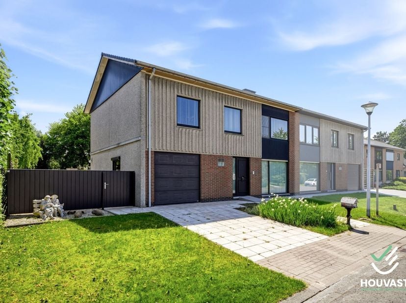 Gelegen in de rustige Wijngaerdestraat, op een steenworp van het gezellige centrum van Diksmuide, bieden wij u deze goed onderhouden halfopen woning a