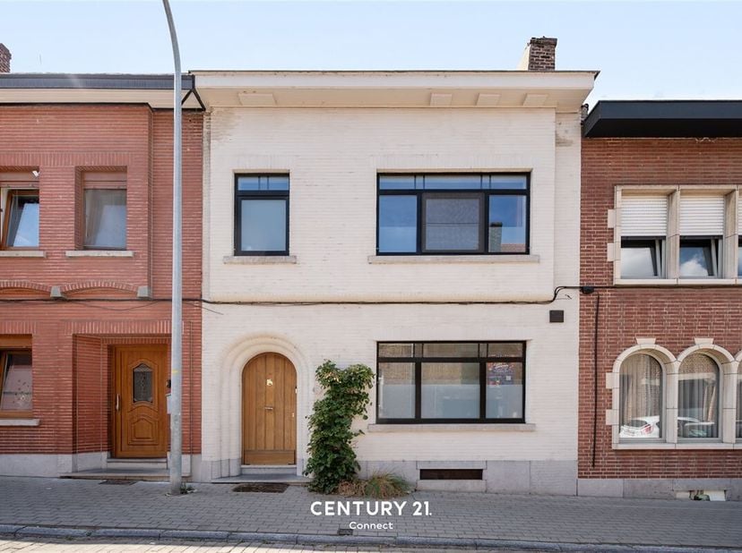 Deze charmante, gerenoveerde rijwoning is gelegen in de Torenstraat in Tienen, een rustige residentiële straat met voornamelijk plaatselijk verkeer. D