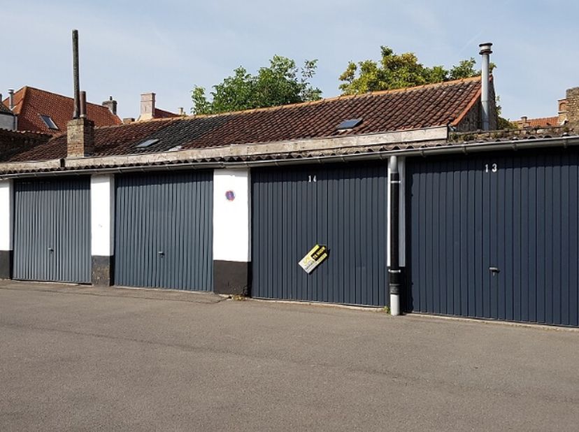 Garagebox met uitstekende en centrale ligging in het centrum van Brugge vlakbij de Coupure. Ideaal voor buurtbewoners van de Ganzenstraat, Hooistraat,