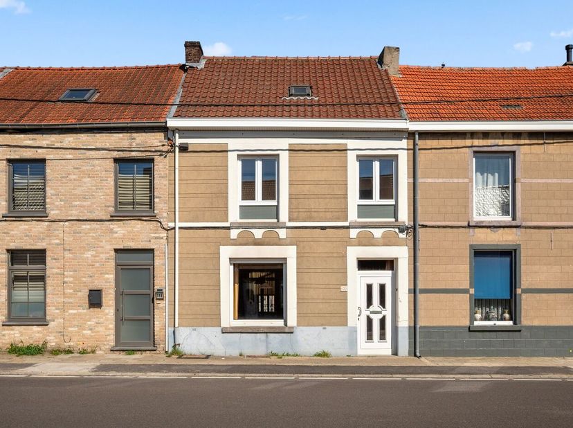 Deze op te frissen rijwoning is gelegen in Tienen en beschikt over een tuin en terras op het oosten, waardoor je optimaal kunt genieten van de ochtend