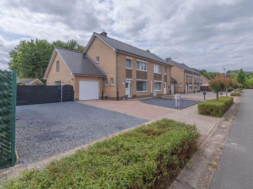 Instapklare, half vrijstaande woning met inpandige garage, nabij het centrum<br />
<br />
Troeven<br />
- Gelegen nabij alle nodige faciliteiten <b