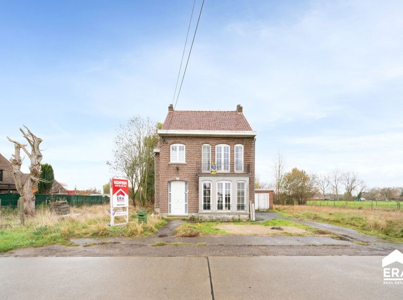 À vendre : grande propriété ouverte à Zoutleeuw, située dans un environnement verdoyant et rural avec une vue dégagée. Cette maison construite en 1957