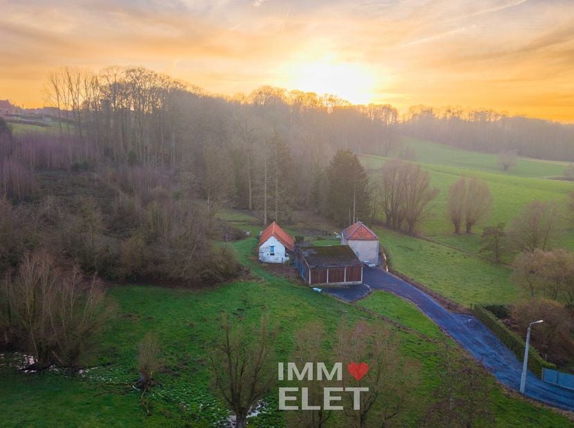 Maison avec dépendances dans un cadre idyllique&amp;nbsp;| 18.240 m²<br />
Via une allée privée on retrouve cette maison à rénover avec dépendances. Locat
