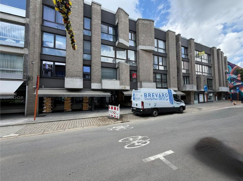 Op een centrale ligging in Geel bevindt zich dit instapklare appartement met 2 slaapkamers, garage en terras. Dankzij de ruime leefruimte, grote raamp