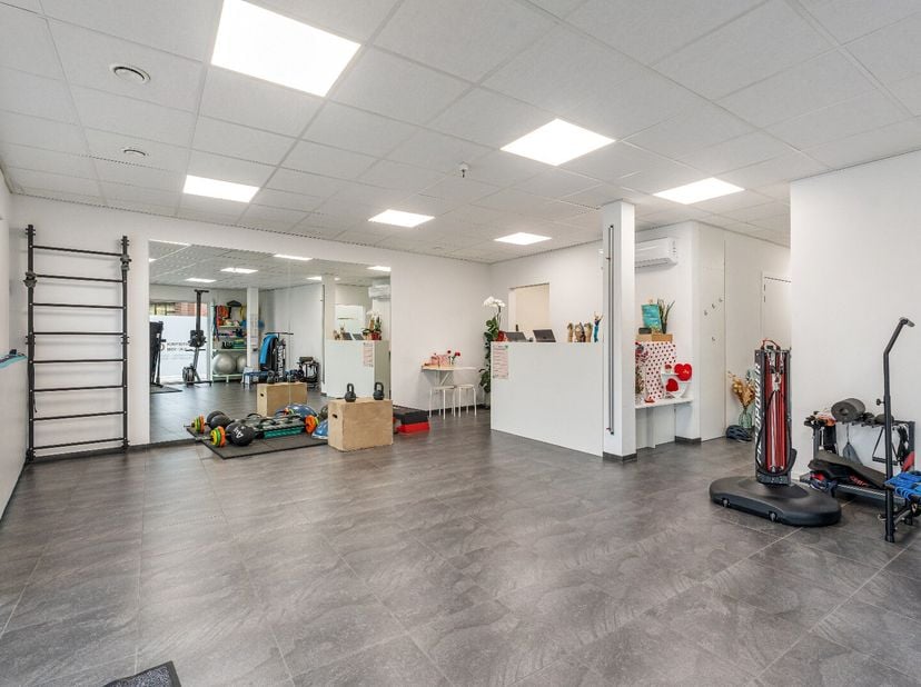 Commercieel uitstekend gelegen investeringspand bestaande uit een handelsgelijkvloers met een oppervlakte van 90 m² + kelder, gelegen in het centrum v