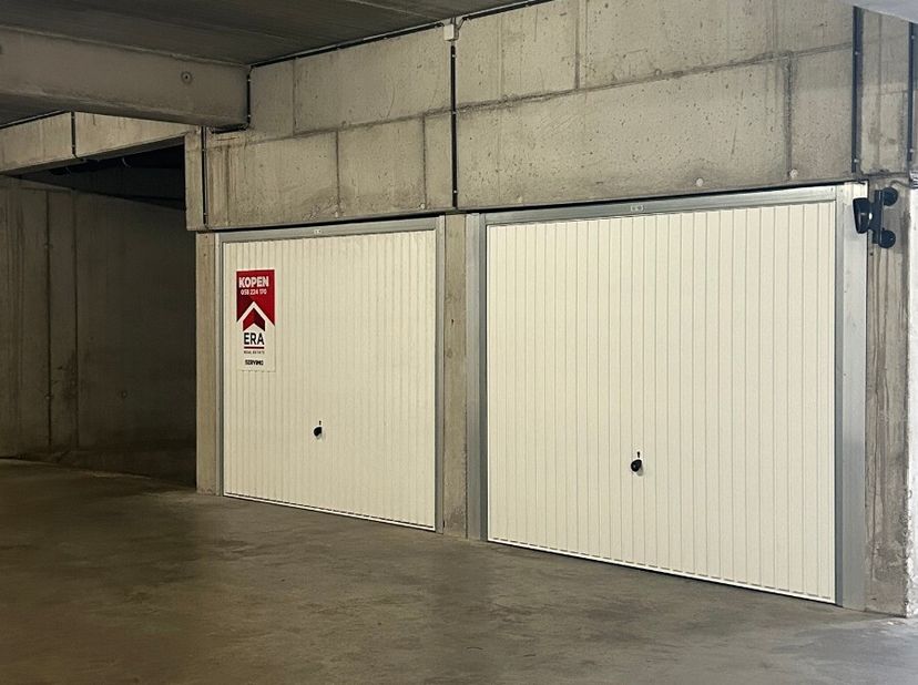 Grand garage dans le centre de La Panne Découvrez cette garage idéale, située dans un emplacement central et accessible. Parfaite pour ceux qui appréc
