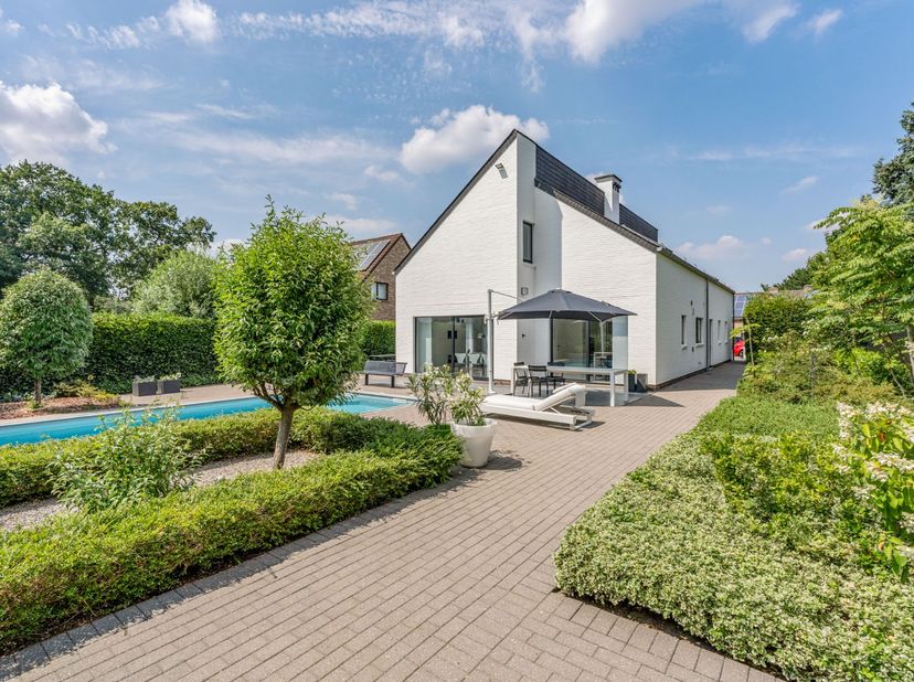 Deze prachtige architectenwoning in de Banneux-wijk gelegen Sittardlaan 10 te Hasselt is een droomhuis voor wie op zoek is naar een ruime en luxueuze