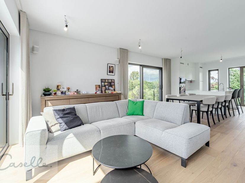 Dit volledig geschilderd en instapklaar appartement bevindt zich op de tweede en bovenste verdieping van een residentie Hof Ter Dale (bouwjaar 2021),