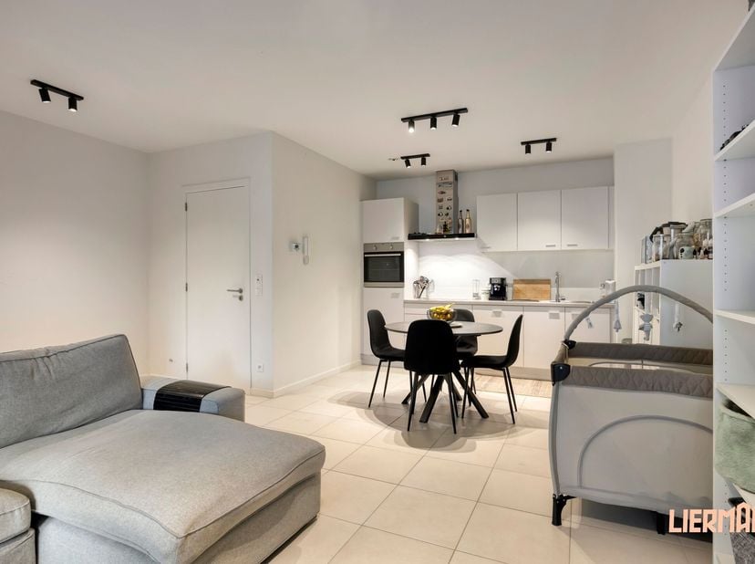 Op een toplocatie te Zellik bevindt zich op de gelijkvloerse verdieping een appartement, gebouwd in 2022 en nog steeds in absolute nieuwstaat. Dankzij
