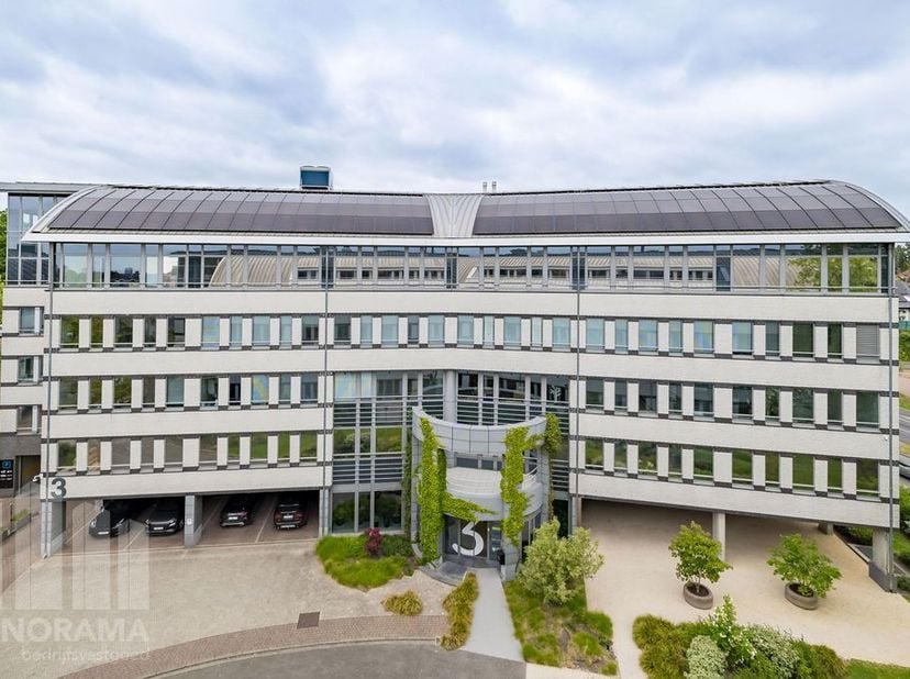 Bureaux de 206&amp;nbsp;m² à louer. Stratégiquement situés à seulement 2 minutes du R0 (sortie Jette), avec une excellente connexion à l'E40. Le site est