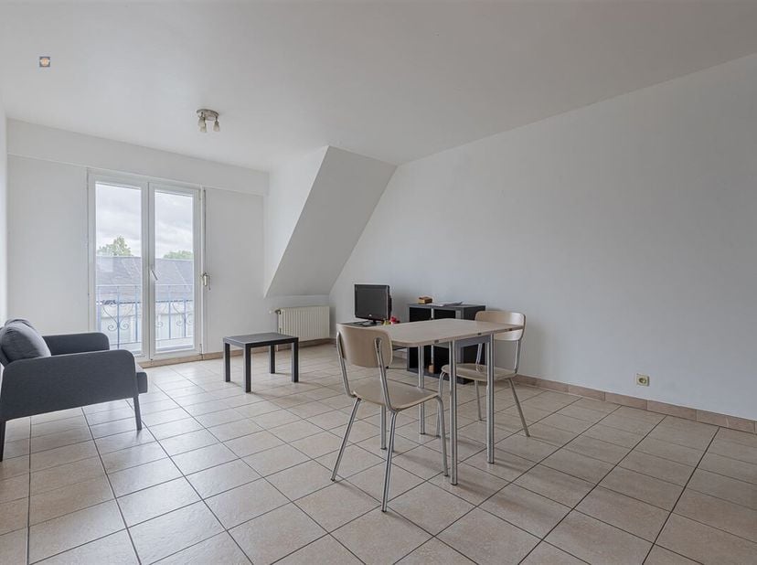 Découvrez cet appartement lumineux à l'agencement unique et à l'accès direct par l'ascenseur ou l'escalier. L'espace de vie spacieux est baigné de lum