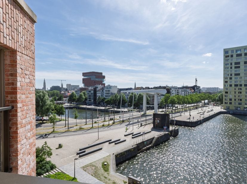 Tweeslaapkamer appartement met frontaal waterzicht op het Eilandje<br />
Gelegen in de begeerde Cadixwijk met zicht op het MAS, het Havenhuis en het K