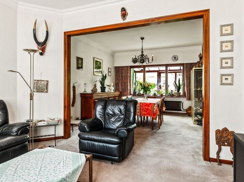 Te renoveren ééngezinswoning (164m²) met 4 slaapkamers, mooie aangelegde tuin, garage op gegeerde locatie te Linkeroever! <br />
<br />
Ligging: Rus
