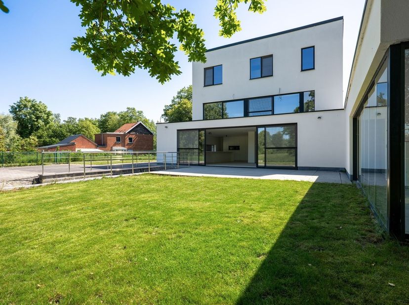 Gelegen in Wimmertingen, een groene en rustige deelgemeente van Hasselt, combineert deze woning een landelijke omgeving met een uitstekende bereikbaar